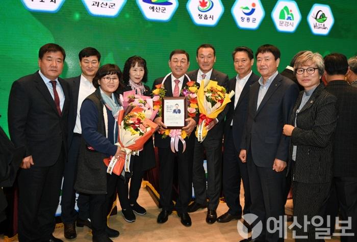 황선봉 예산군수(가운데)가 2019 지역농업발전 선도인 상을 수상하고 기념촬영하는 모습.JPG