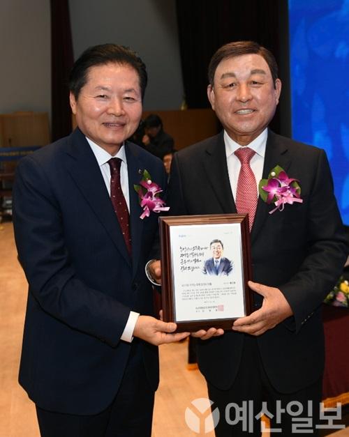 황선봉 예산군수(오른쪽)가 2019 지역농업발전 선도인 상을 수상하고 기념촬영하는 모습.JPG