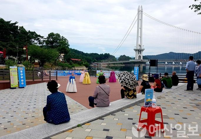 보도자료02_예당호 출렁다리 문화광장 공연 모습.jpg