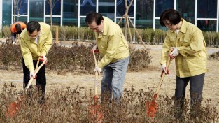 충남교육청, 78회 식목 행사 진행...'탄소 중립 녹색성장 실현'